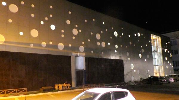 Завод шампанских вин ночью с подсветкой на фасаде в виде шариков в Абрау-Дюрсо