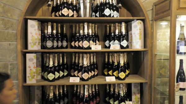 Внутри магазина шампанского «Грот» Абрау-Дюрсо