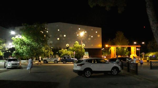 Завод шампанских вин с подсветкой на фасаде в виде шариков в Абрау-Дюрсо
