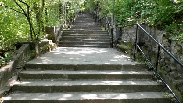 Счастливая лестница – длинная каменная лестница в Абрау-Дюрсо