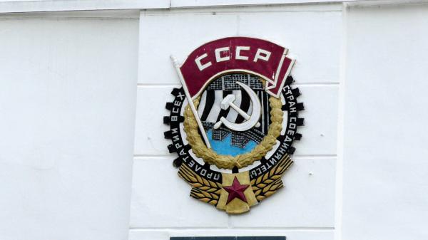 Герб СССР на фасаде здания завода Абрау-Дюрсо