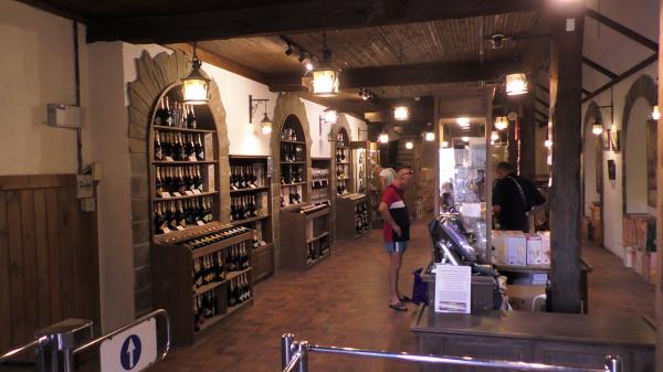 Магазин «Грот» – магазин шампанского и сувениров, находящийся в скале Абрау-Дюрсо