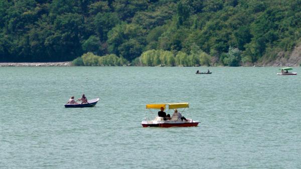 Водные развлечения на озере в Абрау-Дюрсо