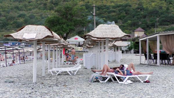 Место платного отдыха на пляже «Дюрсо» в поселке Абрау-Дюрсо