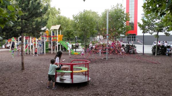 Сквер с детской площадкой у новой «Красной Площади» в Новороссийске
