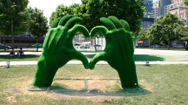 Зеленые руки, сложенные в сердечко - Новороссийск район Мыса любви