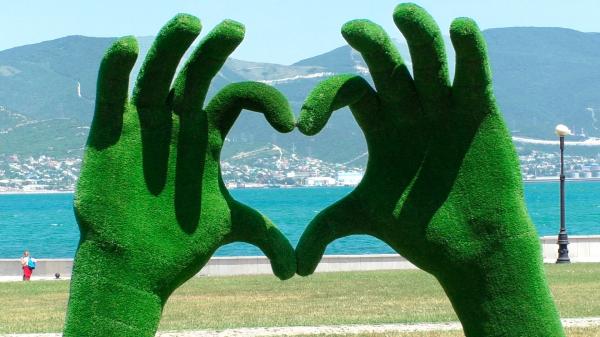 Зеленые руки, сложенные в сердечко - на набережной Новороссийска