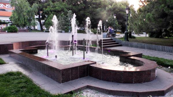 Фонтан у памятника А. С. Пушкину в центральной парковой аллее Новороссийска