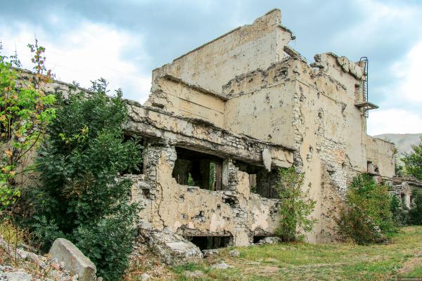 Руины мемориала «Разрушенный Дворец культуры цементников» в Новороссийке