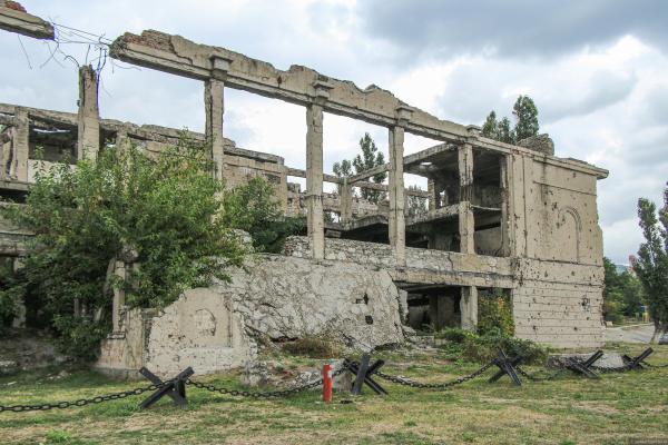 Трагическая история происхождения мемориала «Разрушенный Дворец культуры цементников» в Новороссийске