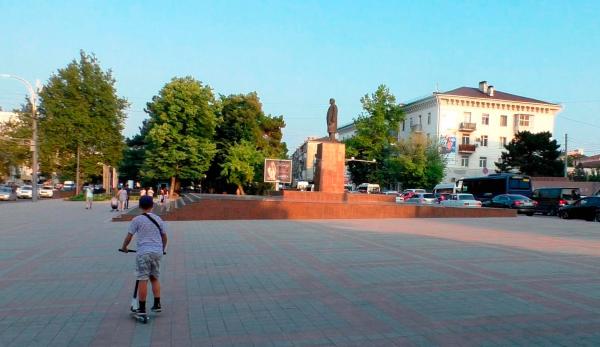 Площадь Ленина в Новороссийске – самый центр парковой аллеи