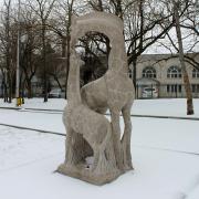Скульптура Жирафы в Парке Фрунзе. Зима 2014 год. Новороссийск
