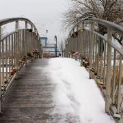 Замки на мосту. Пруд в Парке Фрунзе. Зима 2014. Новороссийск