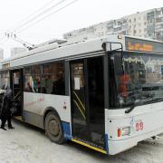 Троллейбус подбирает пассажиров. Район Загса Зима 2014. Новороссийск