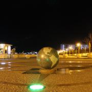 Скульптура земного шара в парке Фрунзе. Новороссийск ночью. 2014 год