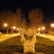 Скульптура рукопожатия в парке Фрунзе. Новороссийск ночью. 2014 год