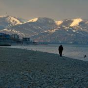 Вид на снежные горы, море и берег из гальки. Зима 2011 г. Новороссийск