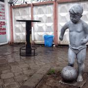 Новороссийск. Скульптура мальчика с мячиком возле магазина