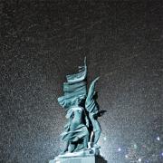Новороссийск. Памятник на улице свободы. Зимний вариант. Идет снег