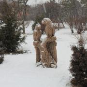 Новороссийск зимой. Скульптура попугаев. Идет снег. 9.02.2012 г.