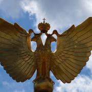 Новороссийск. Памятник «Новороссийская республика». Два золотых орла крупным планом. Лето 2013 год