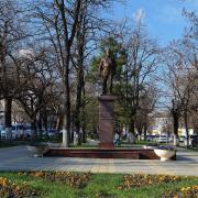 Новороссийск. Памятник Л.И.Брежнева, на ул. Новороссийской республики. Весна 2013 год
