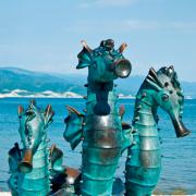 Новороссийск. Бронзовая скульптура три морских конька. Лето 2012 год