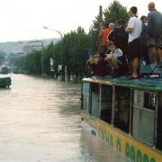 Наводнение в Новороссийске 2002 год. На Магистральной люди забрались на троллейбус чтобы не утонуть