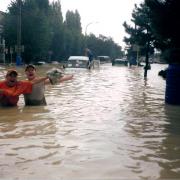 Новороссийск. Наводнение август 2002 года. Ребята по пояс в воде