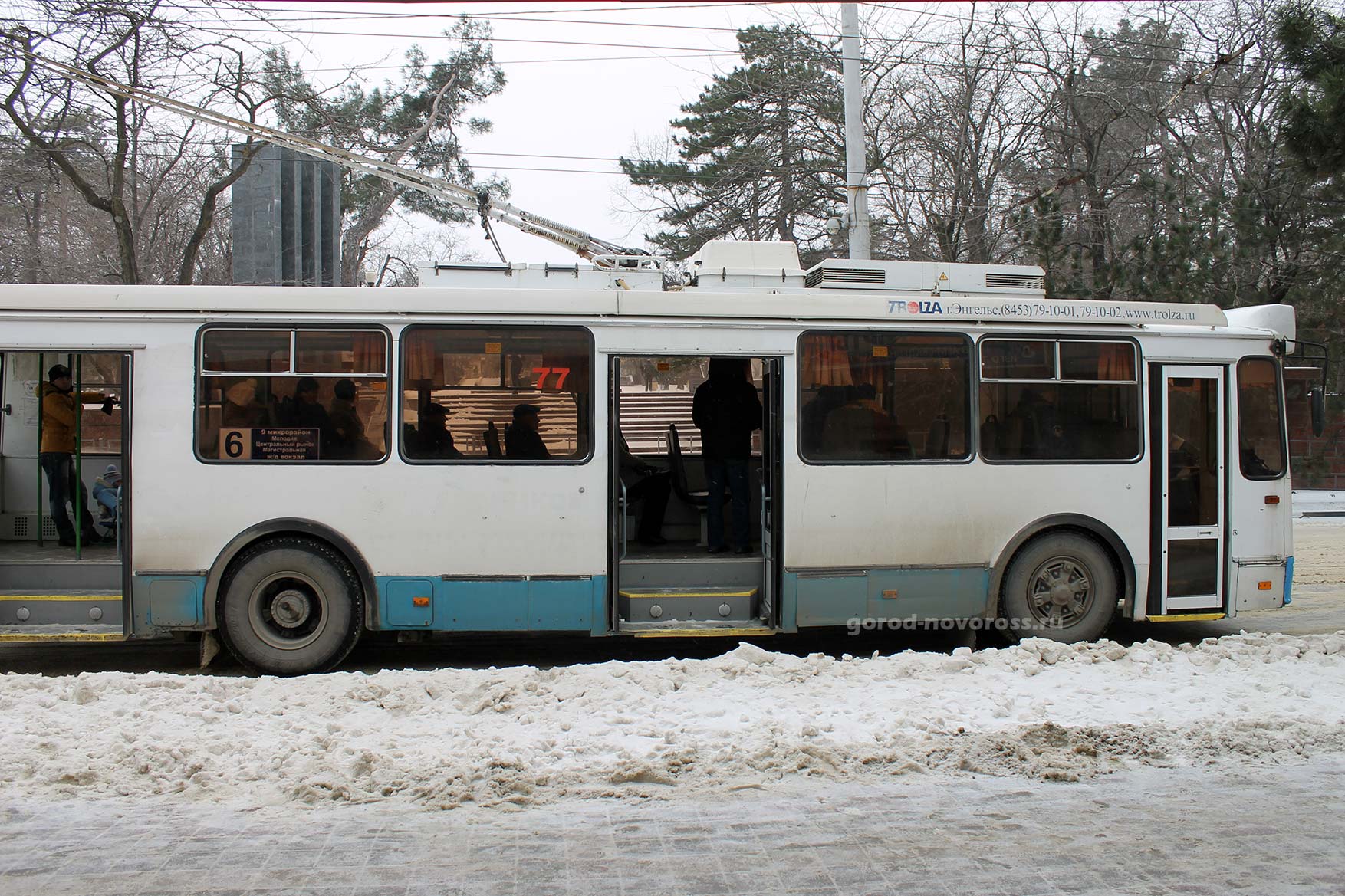 Троллейбус на Парке Ленина. Зима 2014 год. Новороссийск