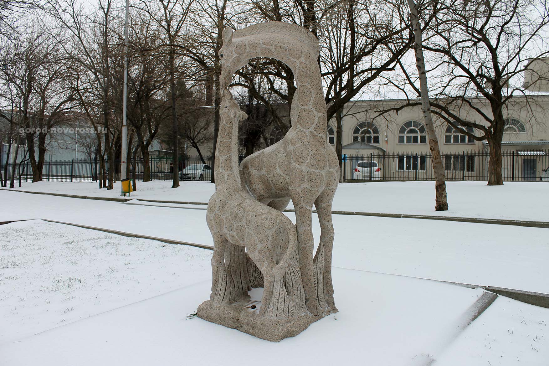 Скульптура Жирафы в Парке Фрунзе. Зима 2014 год. Новороссийск