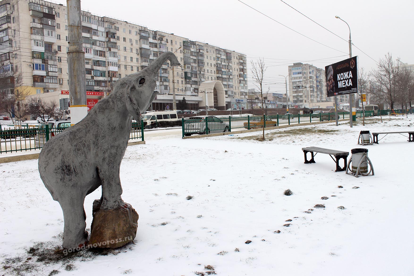 Скульптура Слоника на Аллее Дзержинского. Зима 2014. Новороссийск