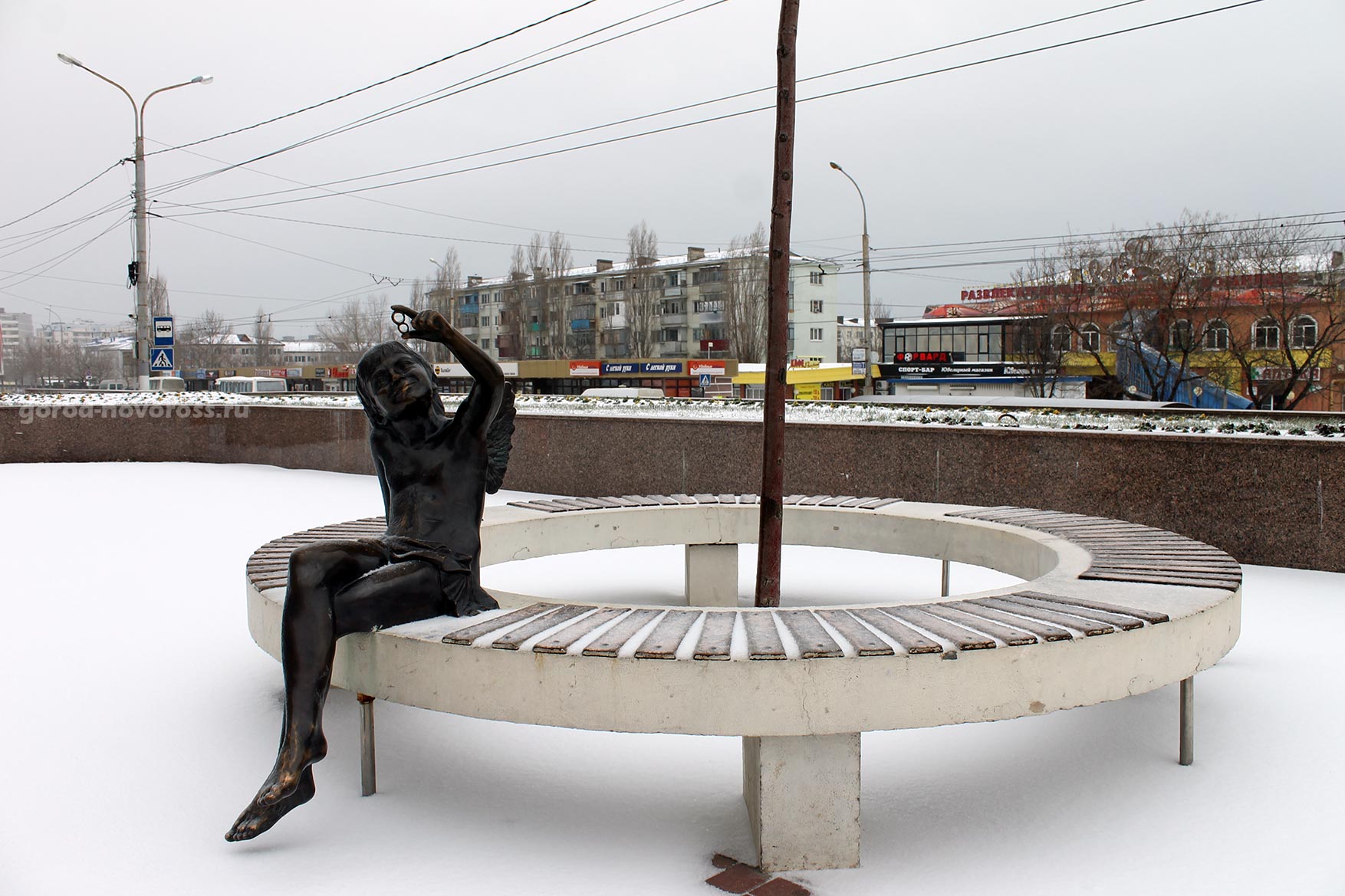 Бронзовая скульптура амура с кольцами. Зима 2014. Новороссийск