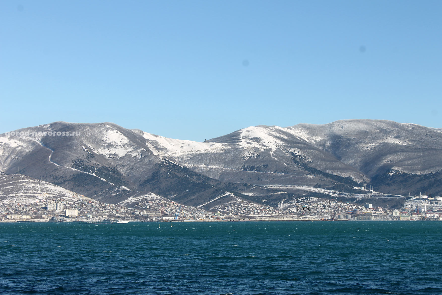Вид на море и горы со снегом. Зима 2014. Новороссийск