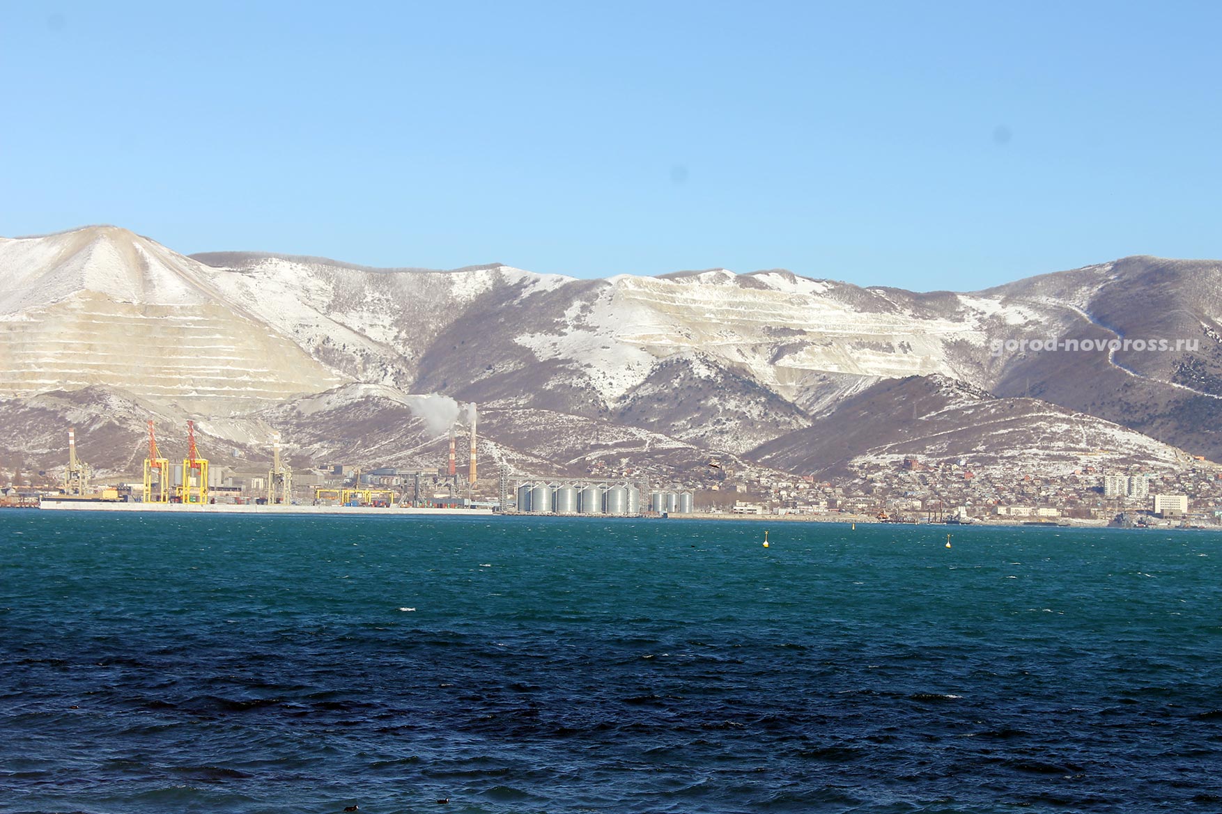 Вид на море, горы, зерновой терминал. Зима 2014. Новороссийск