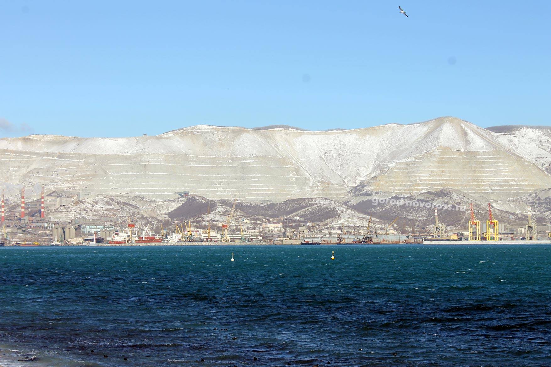 Вид на море и горный карьер. Зима 2014. Новороссийск