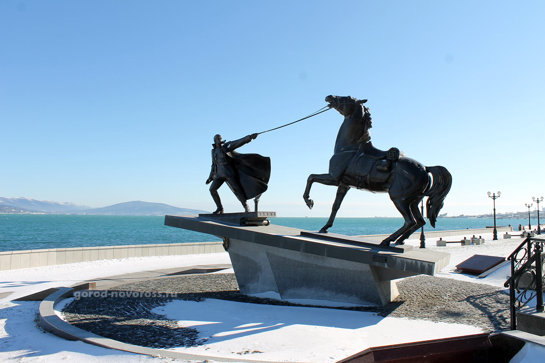 Памятник Конь с мужчиной на набережной (Исход). Зима 2014. Новороссийск