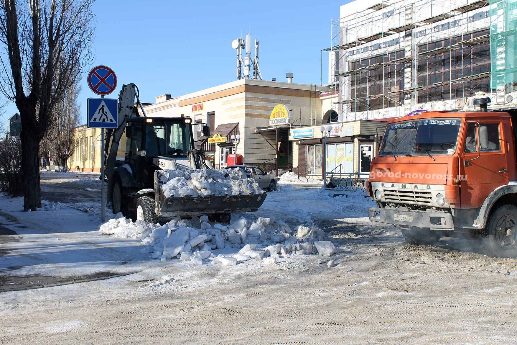 Трактор разгребает снег возле Рынка Восточный. Зима 2014. Новороссийск