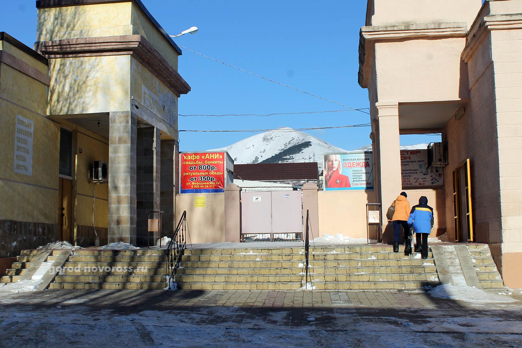 Вид на центральный вход Мефодиевского рынка. Зима 2014. Новороссийск