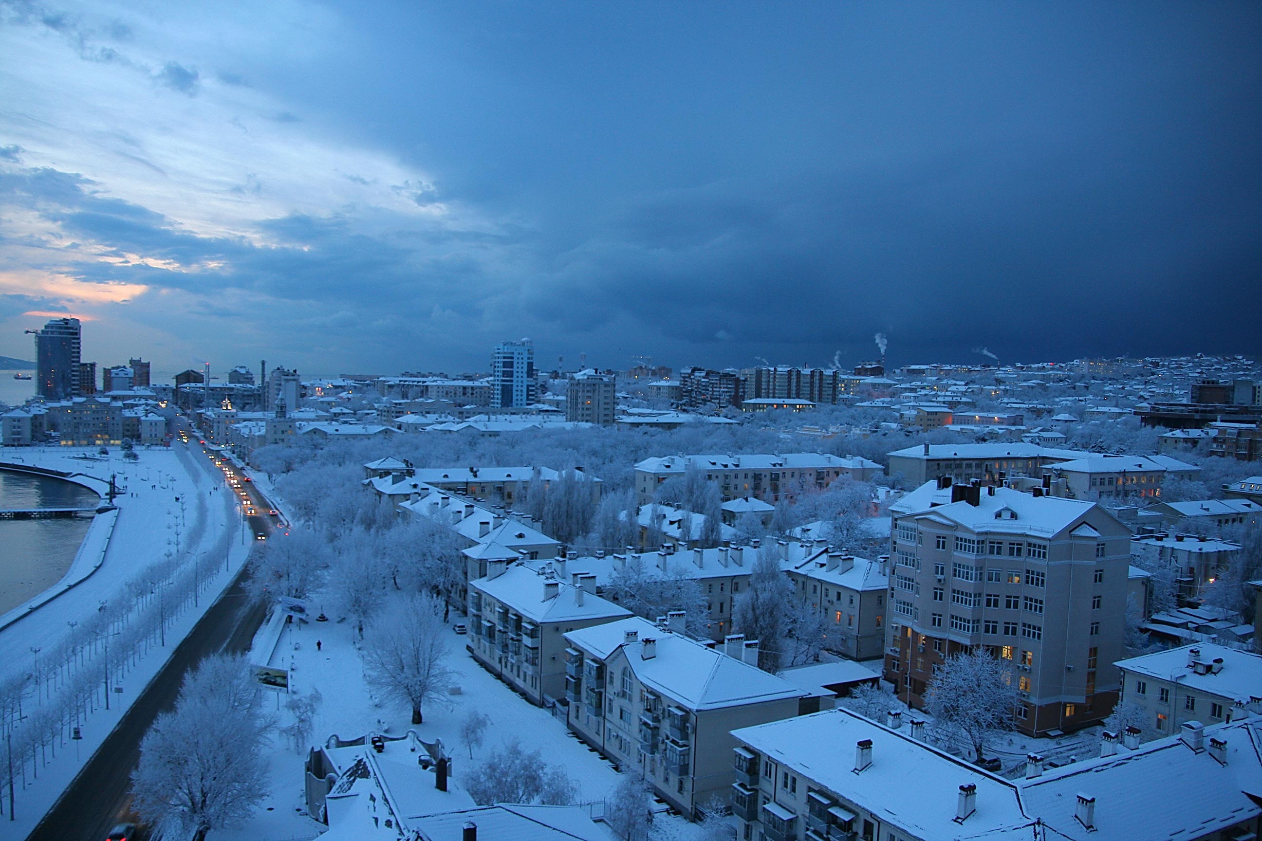 Вид на город и набережную в снегу. Зима. 2013. Новороссийск