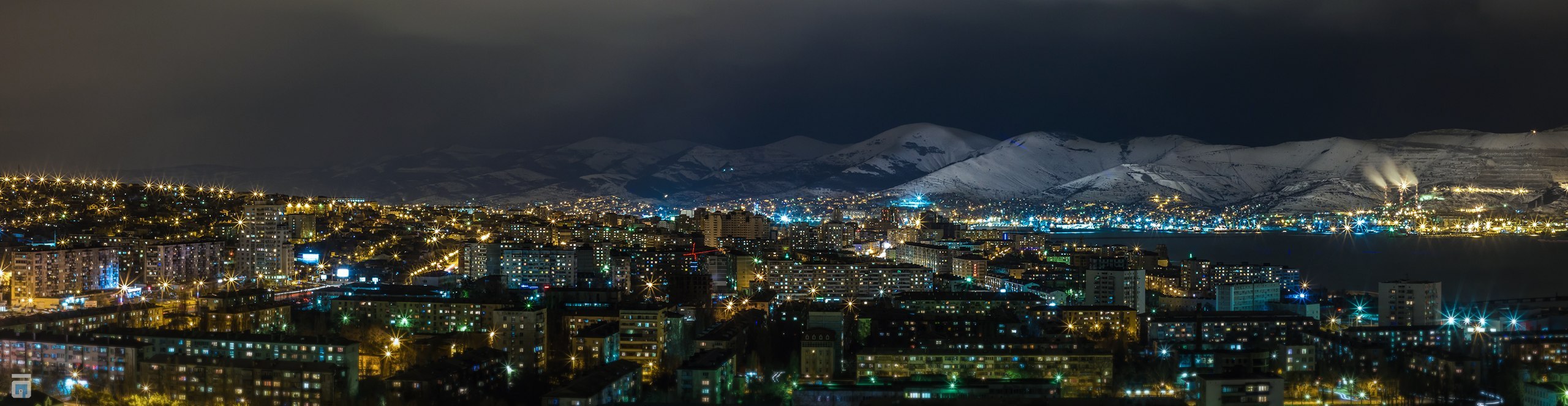 Красивый вид на ночной Новороссийск зимой