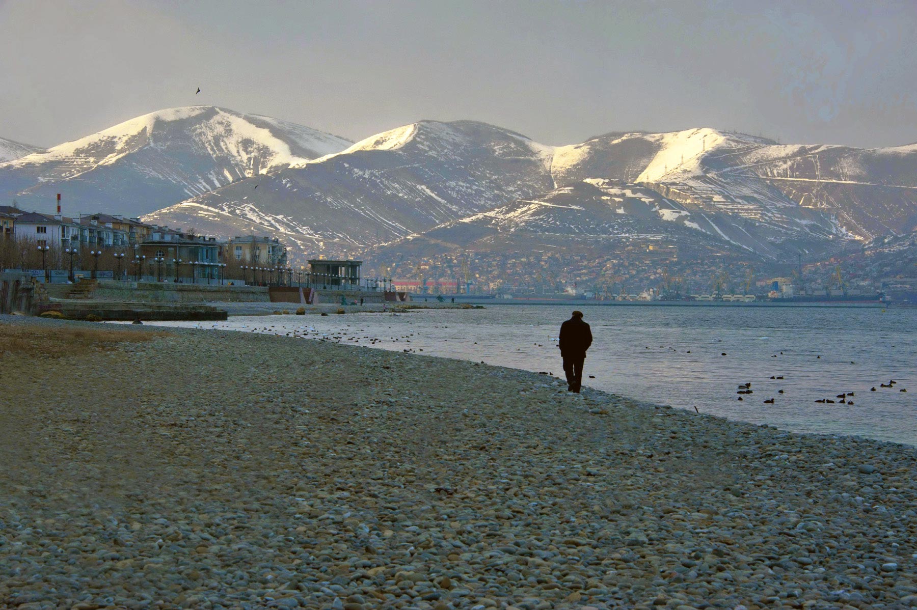 Вид на снежные горы, море и берег из гальки. Зима 2011 г. Новороссийск