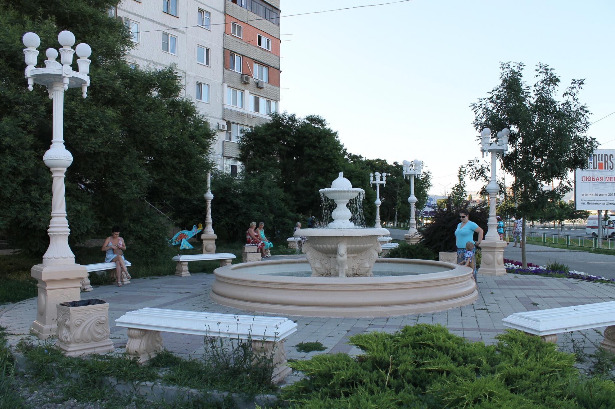 Новороссийск. Сквер на проспекте Дзержинского. Лето 2013 год
