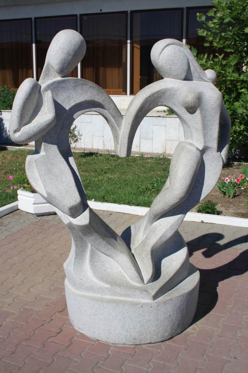 Новороссийск. Скульптура возле загса. Два силуэта держаться за руки