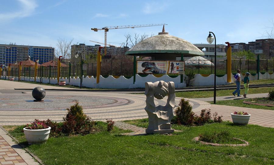 Новороссийск. Памятник рукопожатию возле бывшего аквапарка. Весна 2013 год