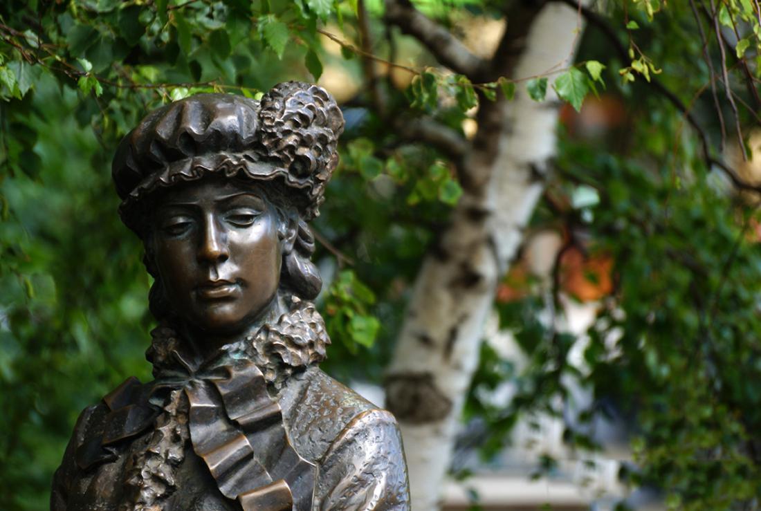 Новороссийск. Скульптура Девушка в карете. Лицо крупным планом. Весна 2013 год