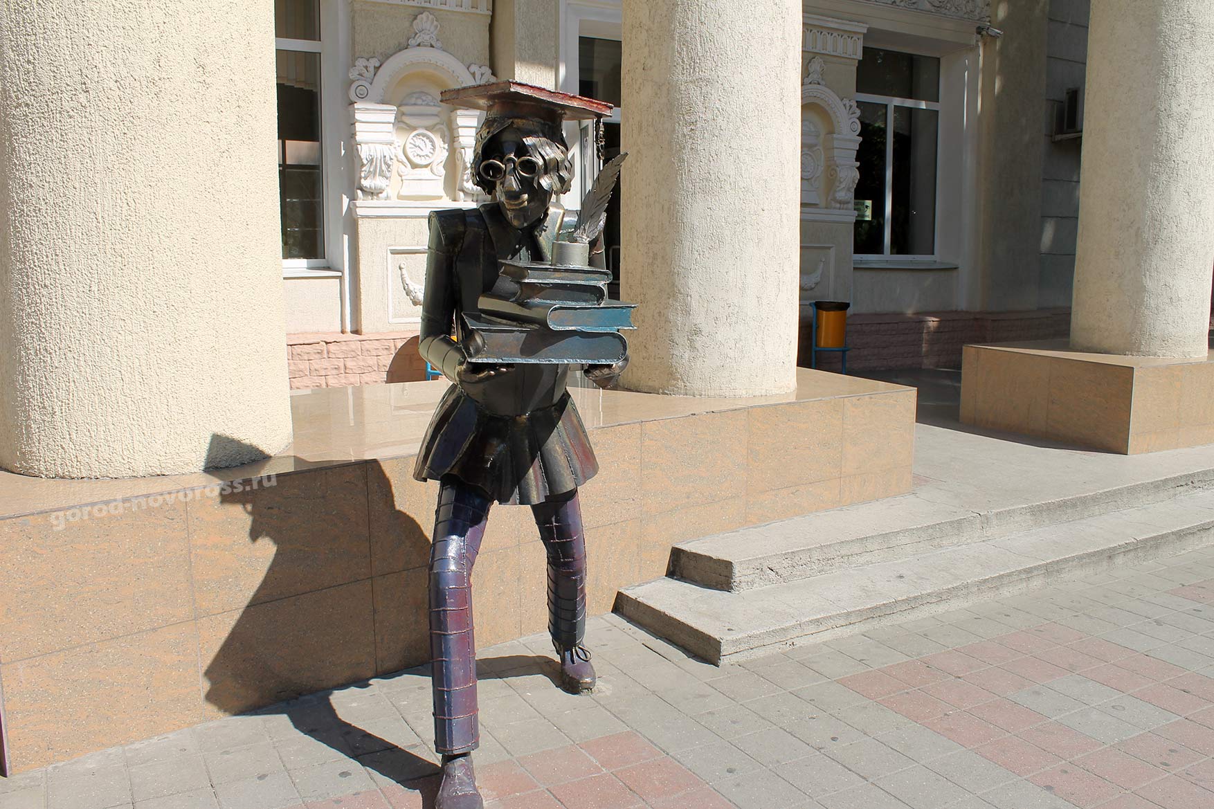 Скульптура студента возле Колледжа строительства. Новороссийск. Лето 2013