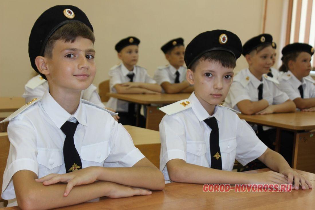 Школа 29 новороссийск. Полицейский класс в школе. 29 Школа Новороссийск. Форма ученика 9 класс. Четыре полицейских.