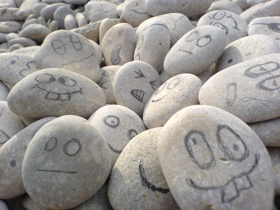 Хочу быть камнем. Смешной камень. Веселый камень. Надписи на гальке. Камень с глазами.