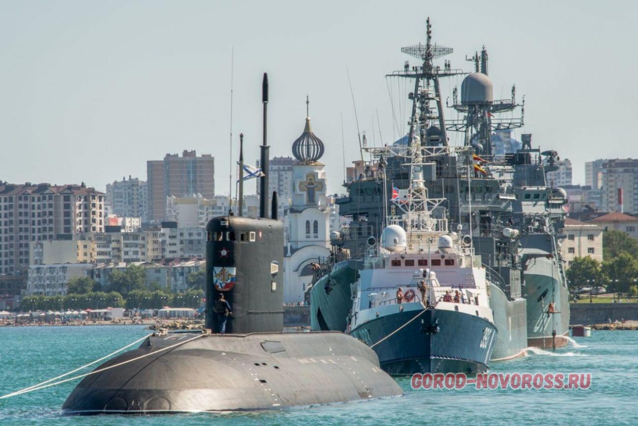 Новороссийск фото 2023. ВМФ Новороссийск. Военный парад кораблей ВМФ Новороссийск. ВМФ России 2022. Черноморский флот Новороссийск.